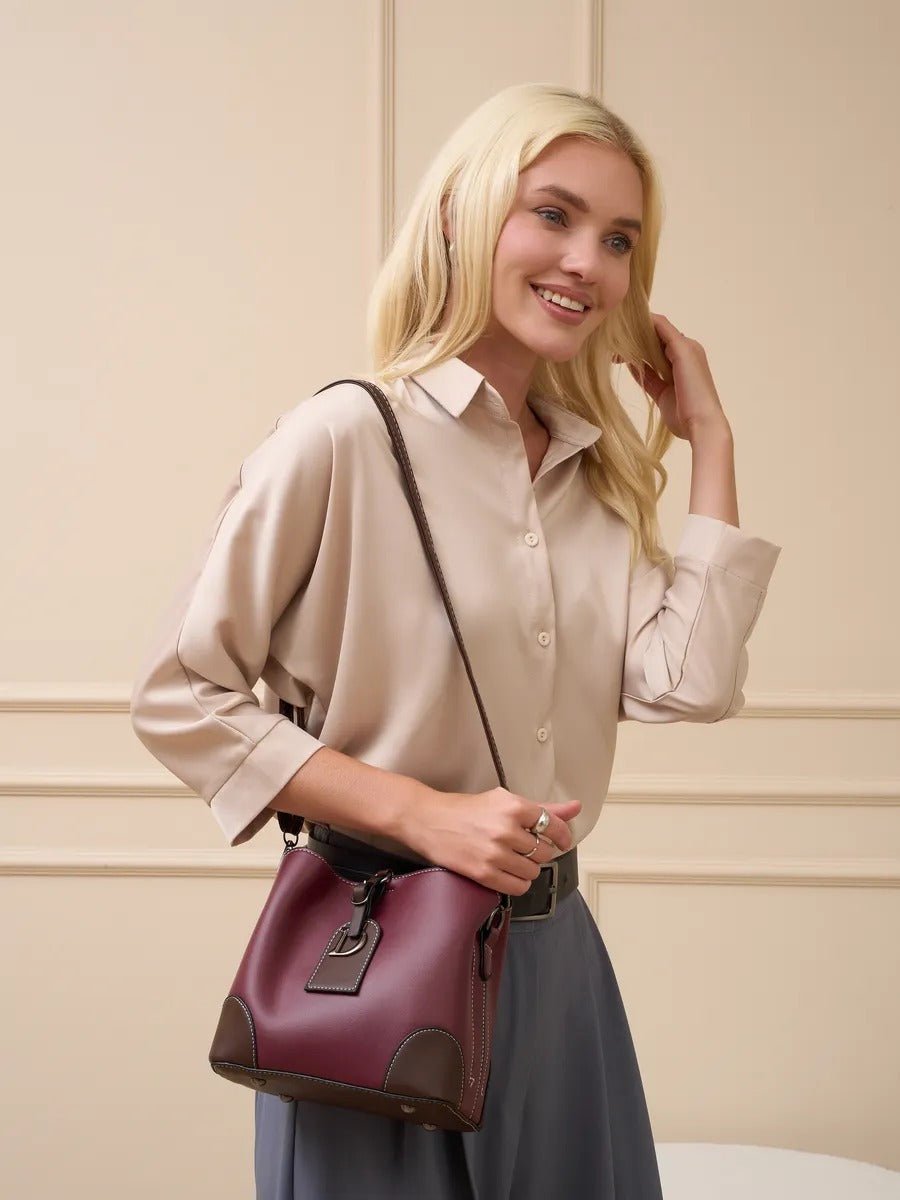 Sac à main femme "D" brillant métallisé, sac bandoulière, format seau, spacieux et organisé, idéal quotidien, modèle Djonia - Sac à main - Bordeaux