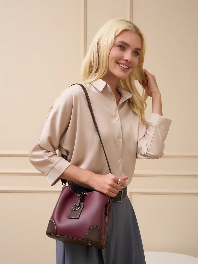Sac à main femme "D" brillant métallisé, sac bandoulière, format seau, spacieux et organisé, idéal quotidien, modèle Djonia - Sac à main - Bordeaux