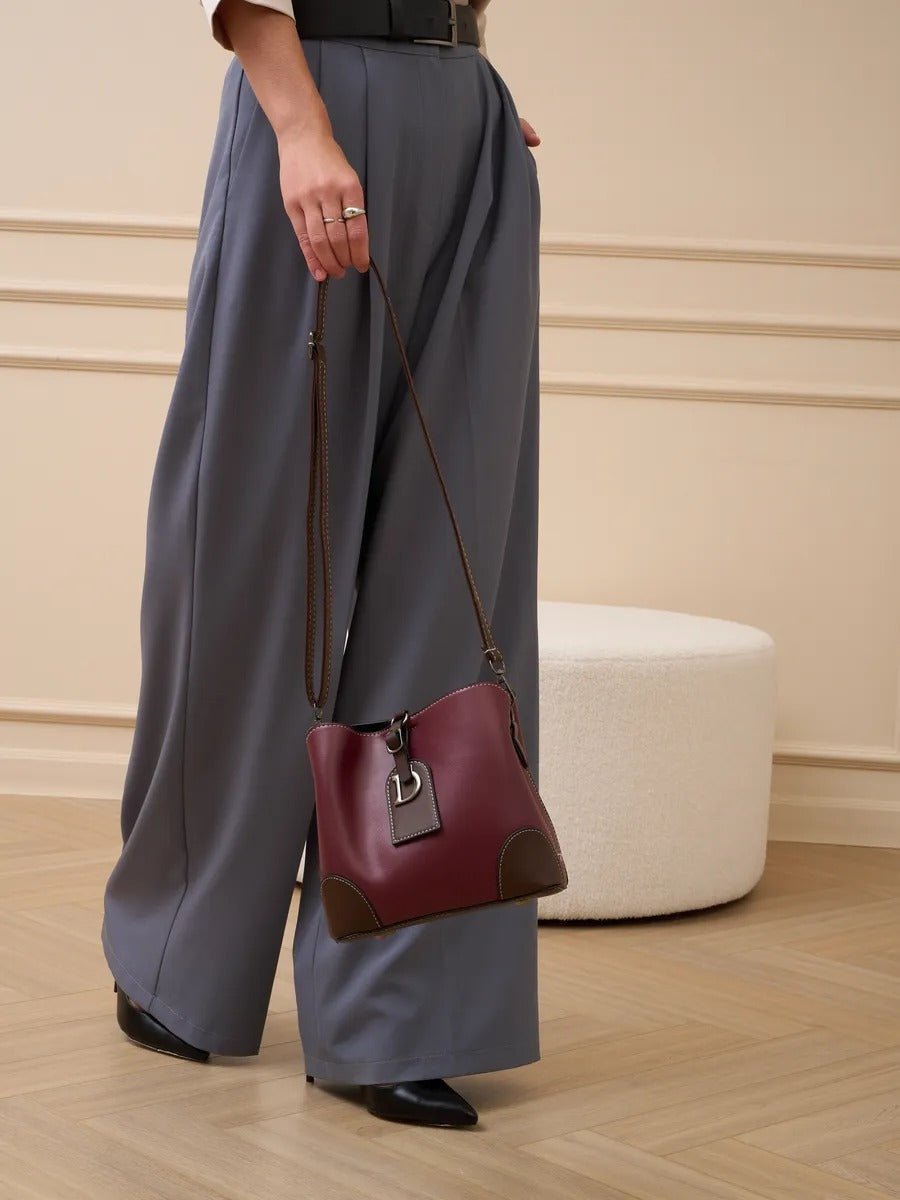 Sac à main femme "D" brillant métallisé, sac bandoulière, format seau, spacieux et organisé, idéal quotidien, modèle Djonia - Sac à main - Bordeaux