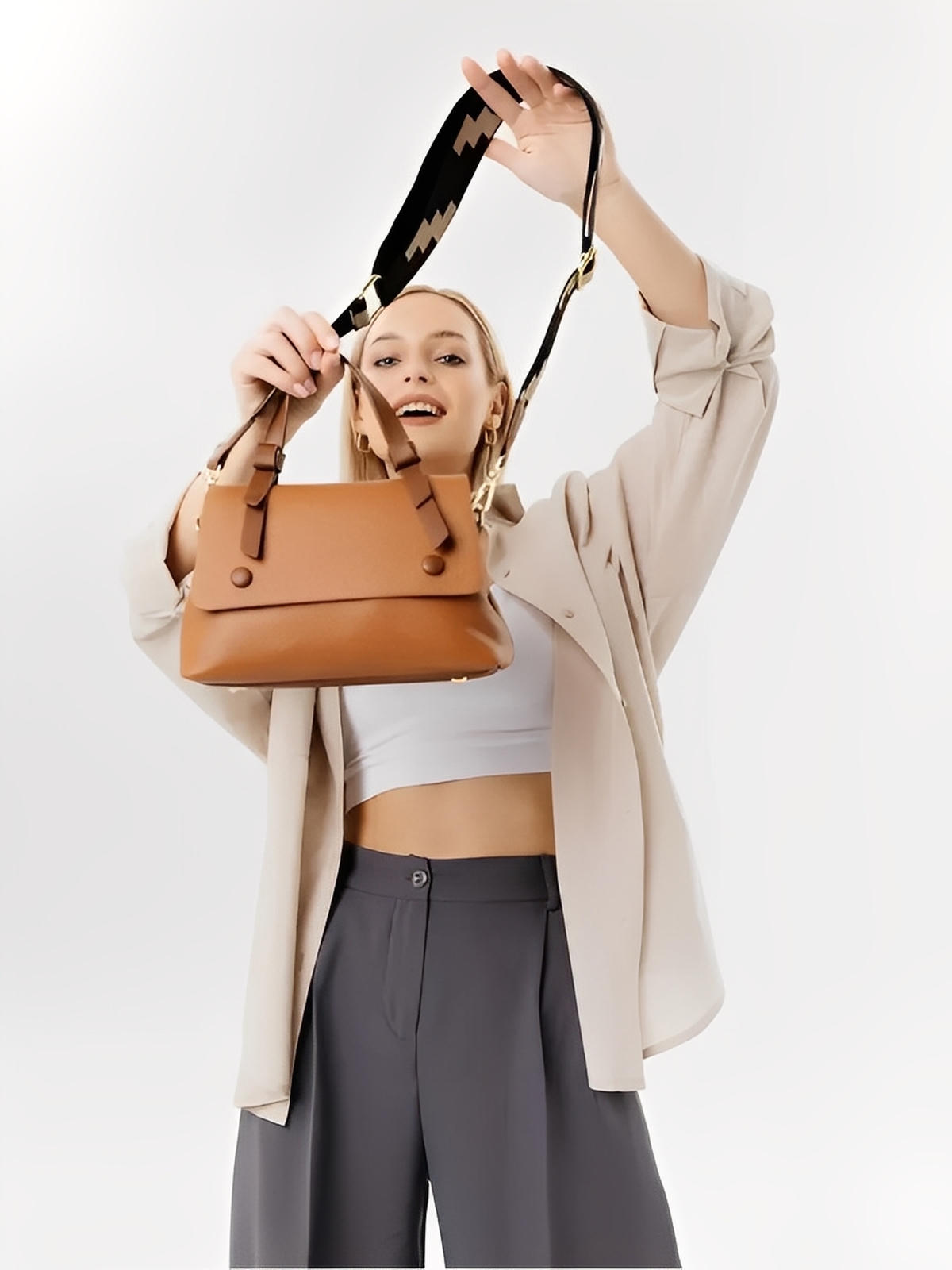 Sac à main femme en cuir, sac bandoulière tendance, petit sac porté main, chic et moderne, modèle Parvati - Sac à main - Camel