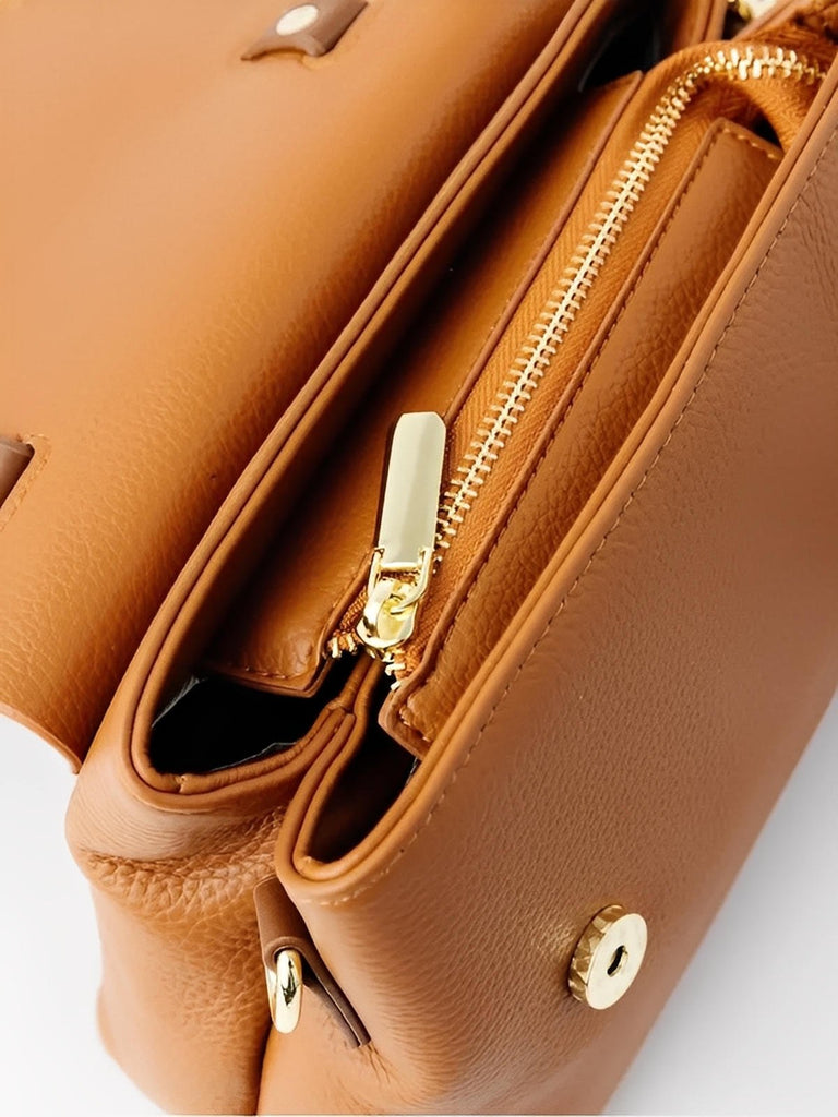 Sac à main femme en cuir, sac bandoulière tendance, petit sac porté main, chic et moderne, modèle Parvati - Sac à main - Camel