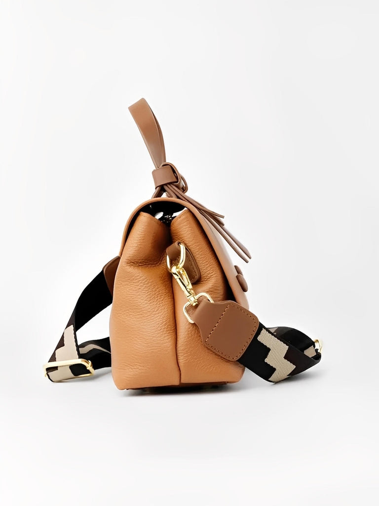 Sac à main femme en cuir, sac bandoulière tendance, petit sac porté main, chic et moderne, modèle Parvati - Sac à main - Camel
