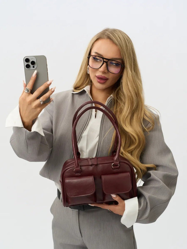 Sac à main, forme rectangulaire, avec poches frontales, simili vegan lisse, porté épaule ou main, chic soirée, modèle Syre - Sac à main - Bordeaux