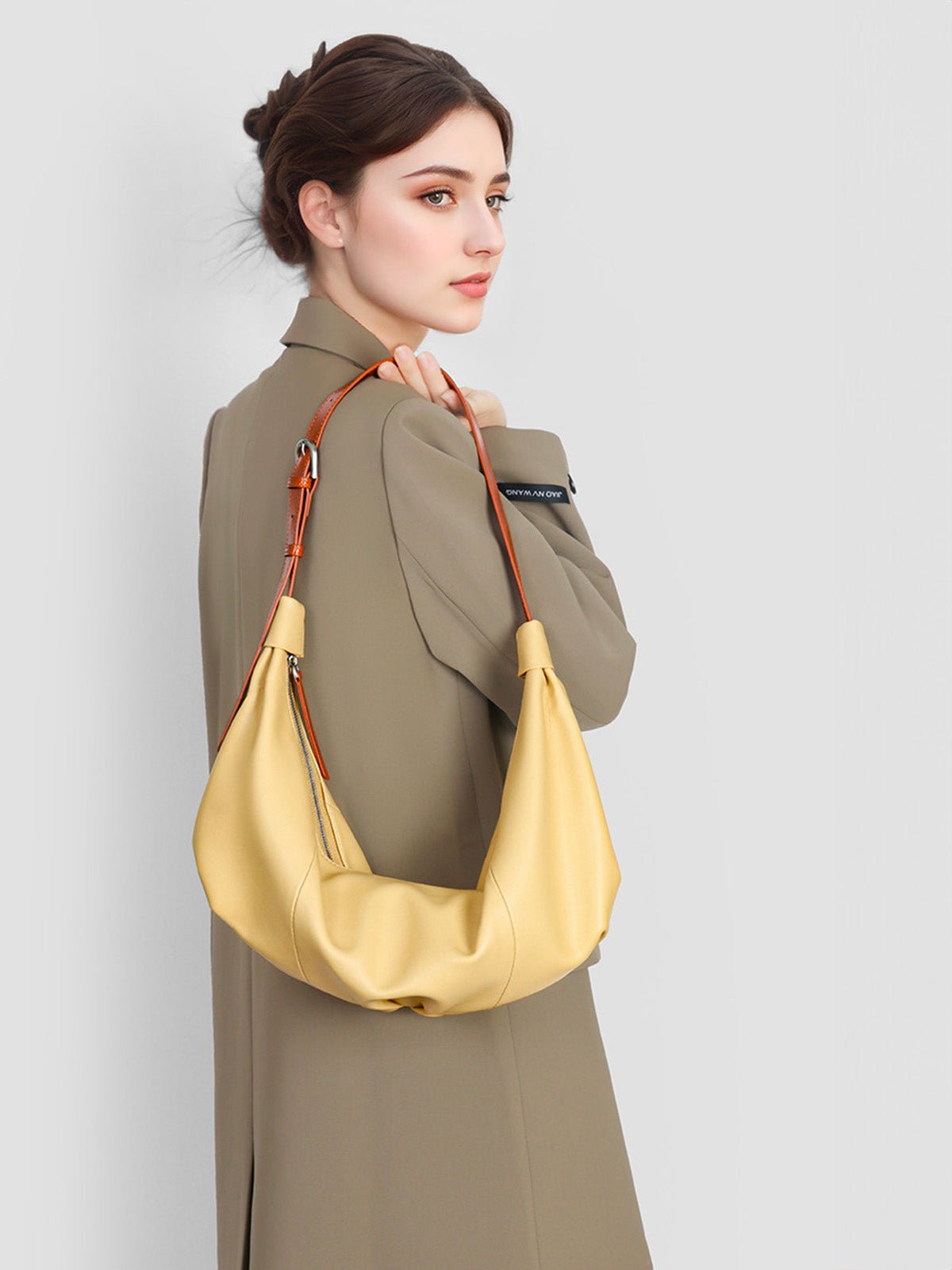 Sac à main hobo cuir souple, sac épaule femme, sac cabas dumpling, sac noir ou jaune, sac design tendance, modèle Ulina - Sac à main - Jaune