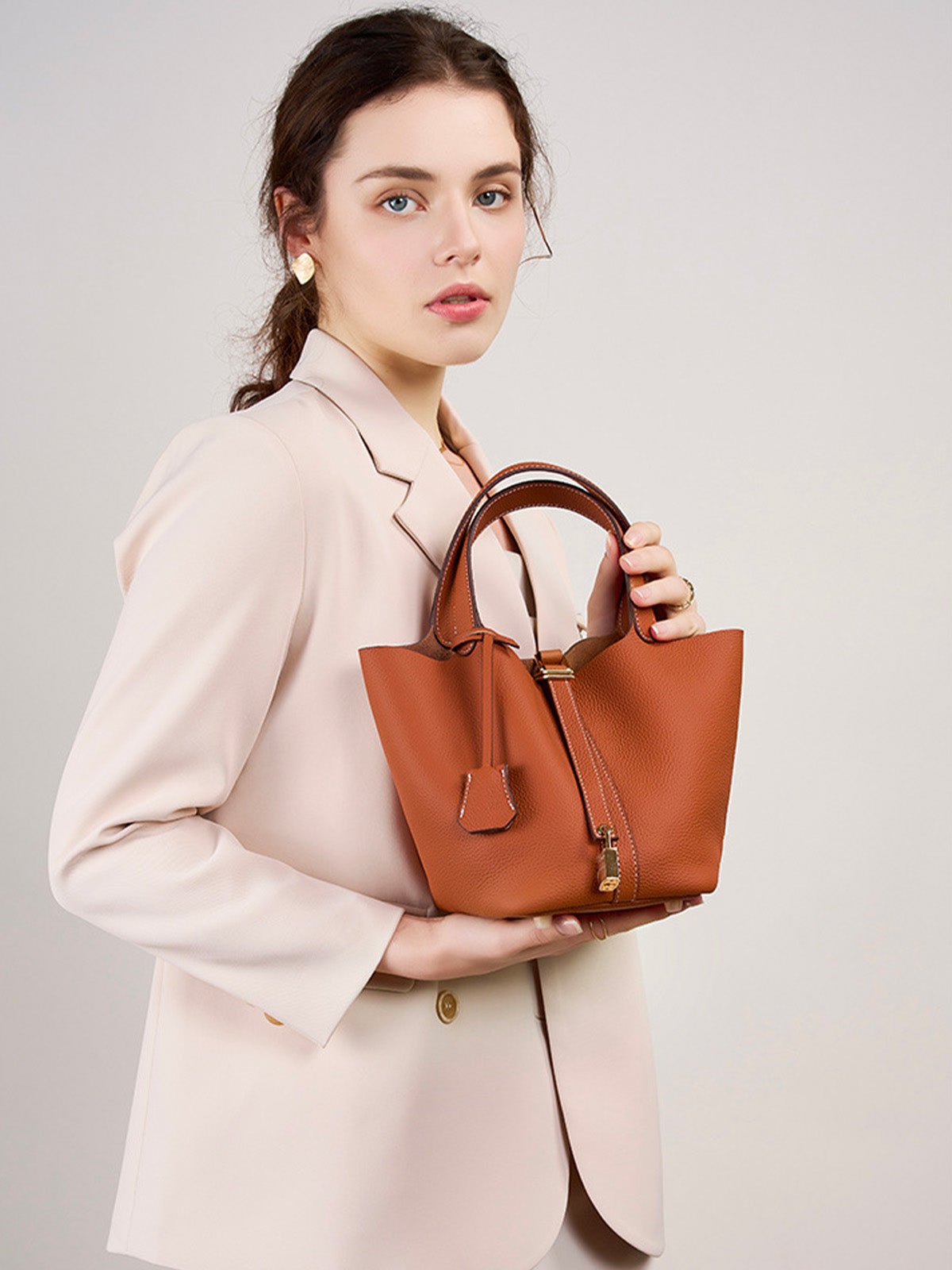 Sac à main seau en cuir, sac main femme, cabas luxe quotidien, sac cadenas, sac mode chic, modèle Elcia - Sac à main - Marron