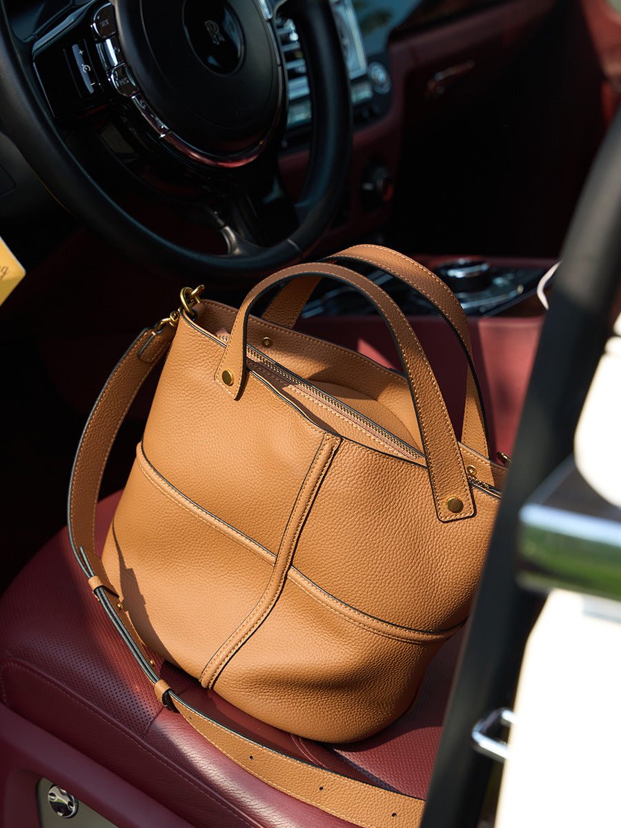 Sac à main souple en cuir femme, sac seau moyen format, sac bandoulière amovible, sac chic et tendance, modèle Aroune - Sac à main - Marron