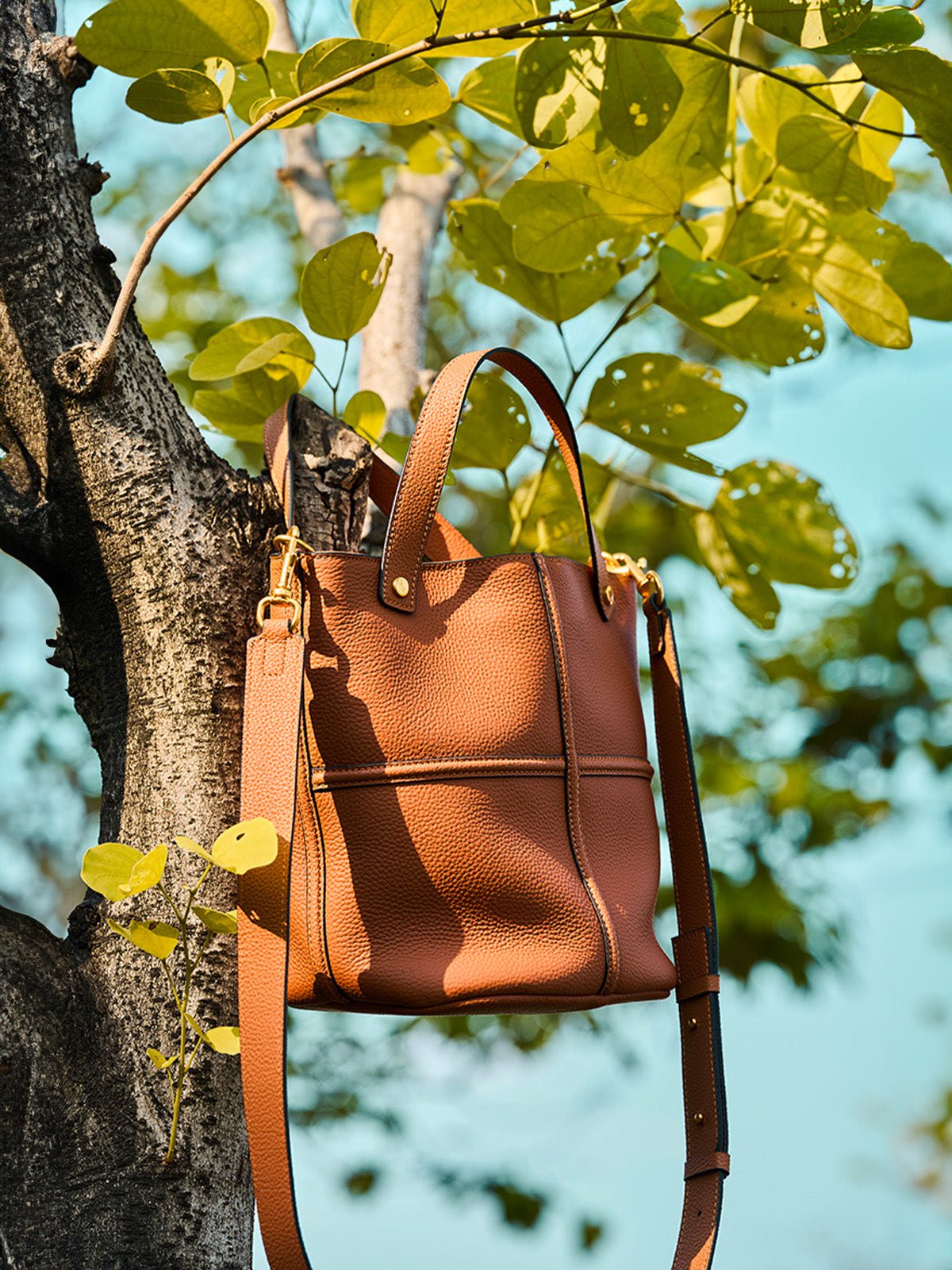Sac à main souple en cuir femme, sac seau moyen format, sac bandoulière amovible, sac chic et tendance, modèle Aroune - Sac à main - Marron