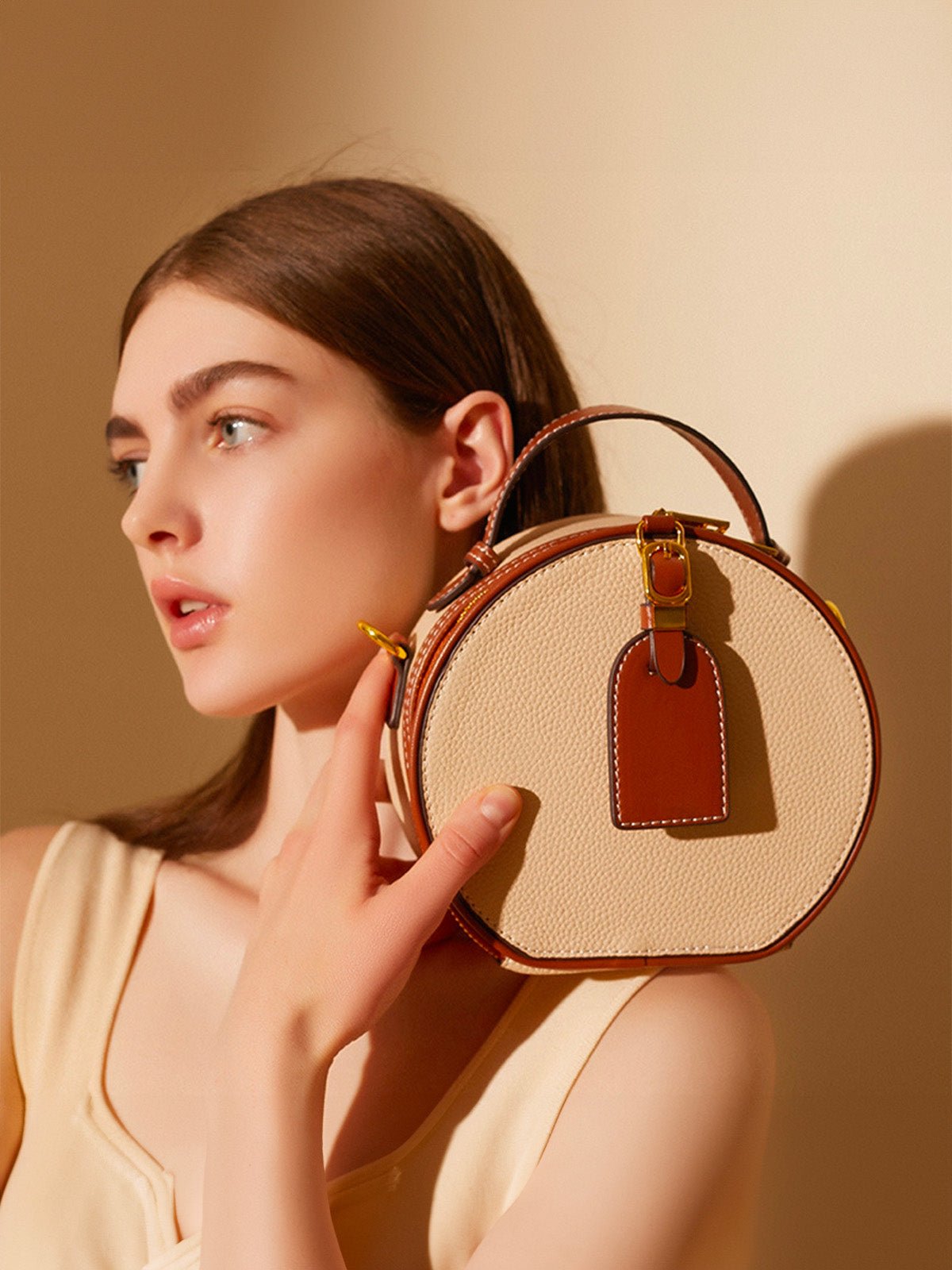 Sac à main style luxe, rond cuir noir camel, mini sac bandoulière, sac rigide à main, sac zippé design, sac compact chic femme, modèle Margine - Sac à main - Blanc