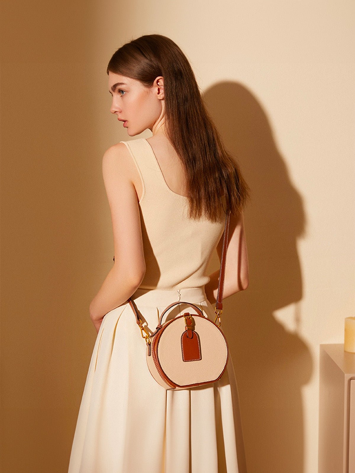 Sac à main style luxe, rond cuir noir camel, mini sac bandoulière, sac rigide à main, sac zippé design, sac compact chic femme, modèle Margine - Sac à main - Blanc