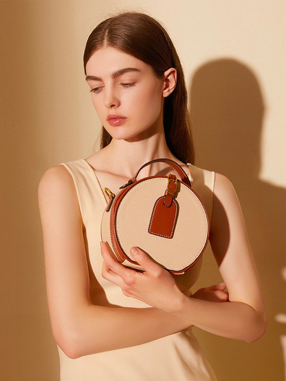 Sac à main style luxe, rond cuir noir camel, mini sac bandoulière, sac rigide à main, sac zippé design, sac compact chic femme, modèle Margine - Sac à main - Blanc