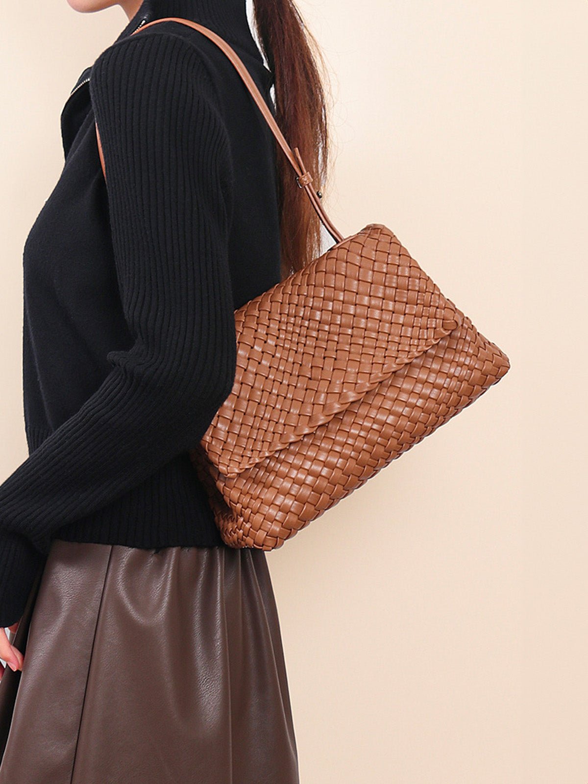 Sac à main tressé, format moyen, porté épaule ou main, simili vegan marron, rabat aimanté, modèle Cherifa - Sac à main - Camel