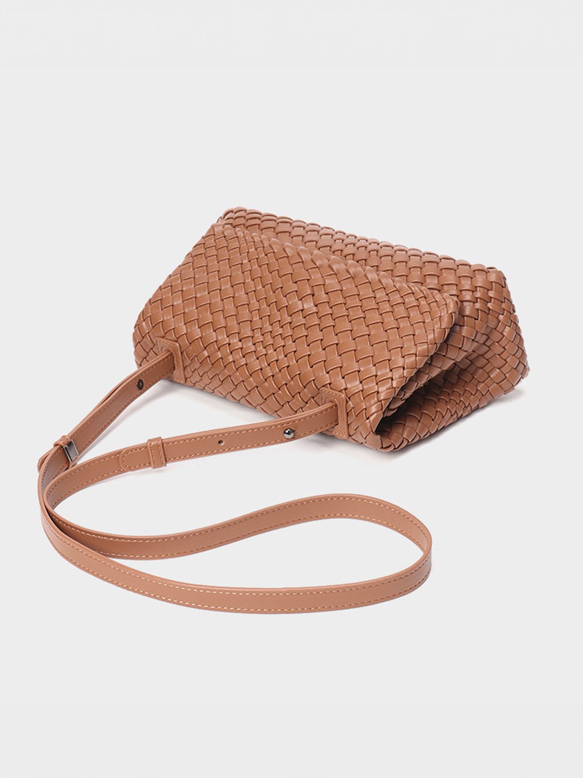 Sac à main tressé, format moyen, porté épaule ou main, simili vegan marron, rabat aimanté, modèle Cherifa - Sac à main - Camel