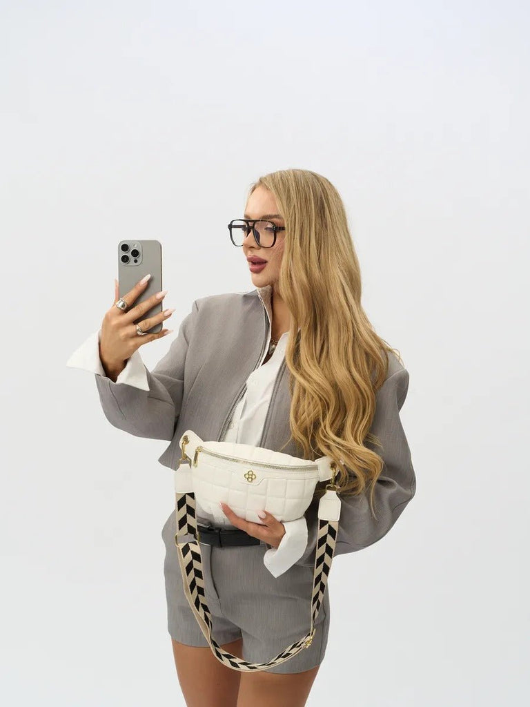 Sac banane femme, sacoche épaule, cuir vegan matelassé, anse réglable, fermeture zippée, style géométrique, modèle Elmire - Sacoche - Blanc