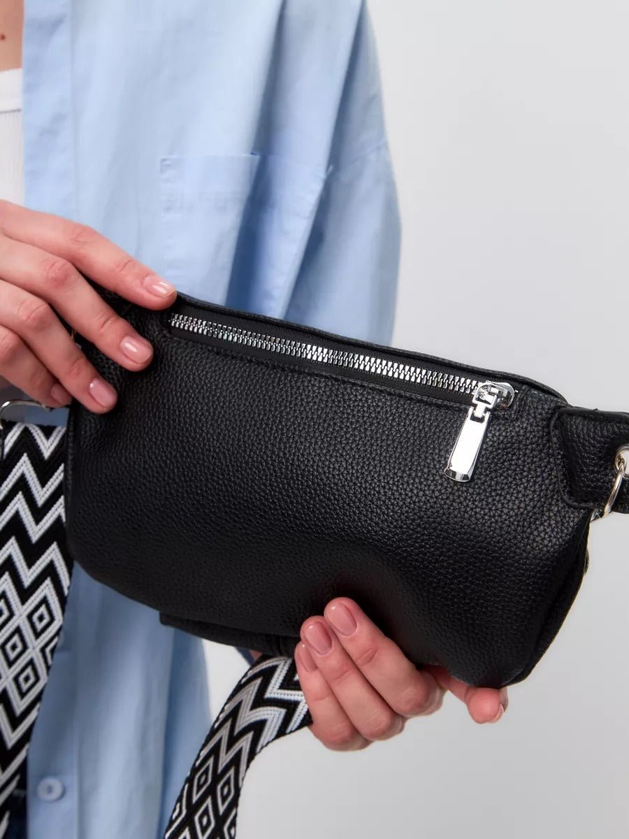 Sac banane femme simili vegan grainé, bandoulière réglable, chaîne métal, pochette zippée, sac porté épaule, modèle Hawise - Sacoche - Noir