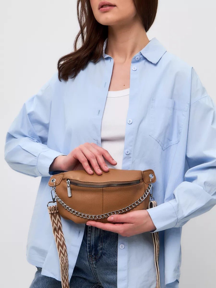 Sac banane femme simili vegan grainé, bandoulière réglable, chaîne métal, pochette zippée, sac porté épaule, modèle Hawise - Sacoche - Camel