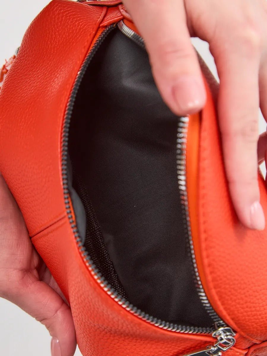 Sac banane femme simili vegan grainé, bandoulière réglable, chaîne métal, pochette zippée, sac porté épaule, modèle Hawise - Sacoche - Orange