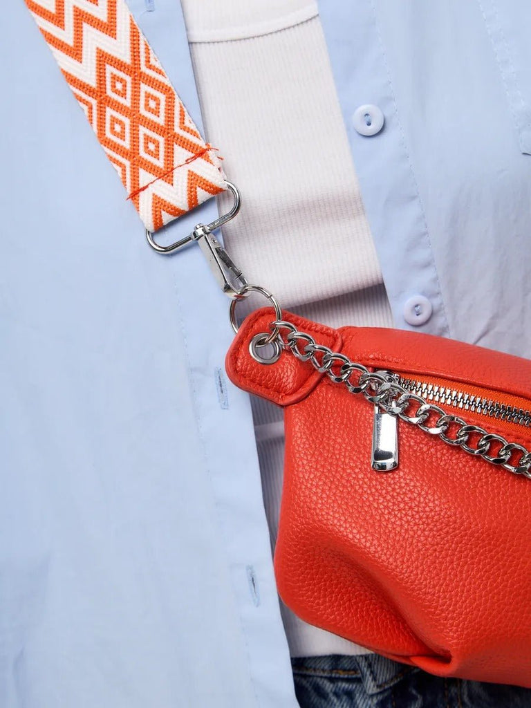 Sac banane femme simili vegan grainé, bandoulière réglable, chaîne métal, pochette zippée, sac porté épaule, modèle Hawise - Sacoche - Orange