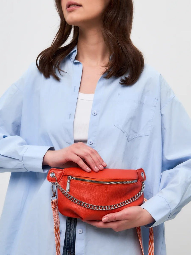 Sac banane femme simili vegan grainé, bandoulière réglable, chaîne métal, pochette zippée, sac porté épaule, modèle Hawise - Sacoche - Orange