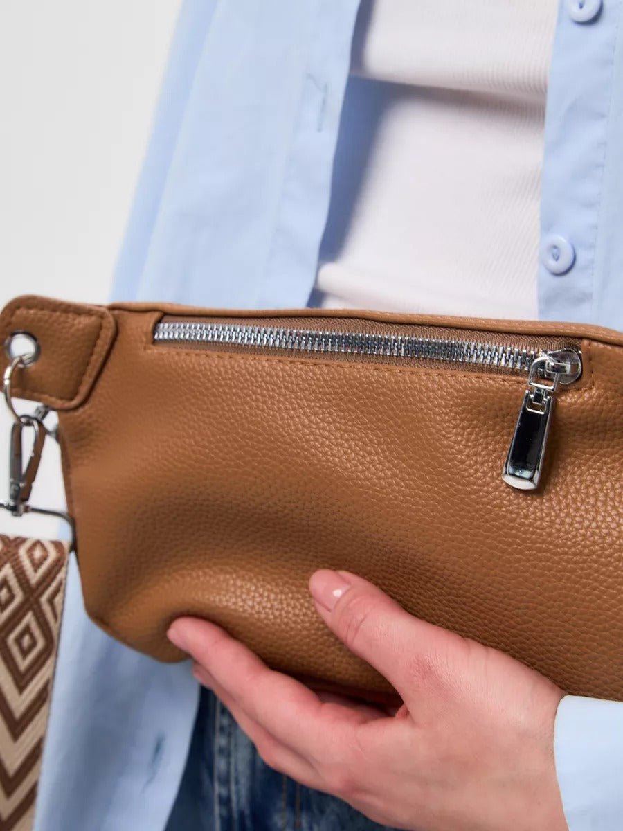 Sac banane femme simili vegan grainé, bandoulière réglable, chaîne métal, pochette zippée, sac porté épaule, modèle Hawise - Sacoche - Camel