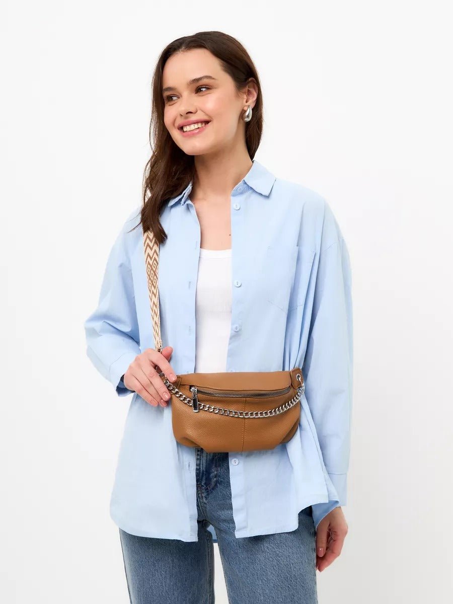 Sac banane femme simili vegan grainé, bandoulière réglable, chaîne métal, pochette zippée, sac porté épaule, modèle Hawise - Sacoche - Camel