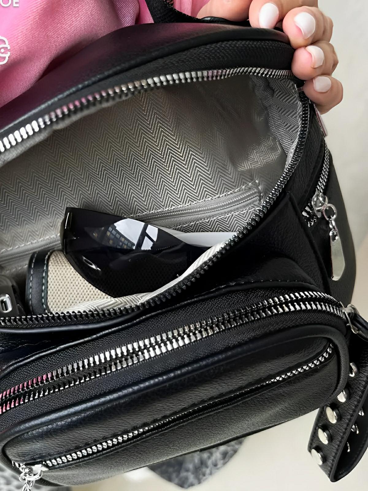 Sac bandoulière femme, design minimaliste, en simili vegan, 3 compartiments, déperlant, porté épaule et travers, modèle Jenna - Sac Bandoulière - Noir