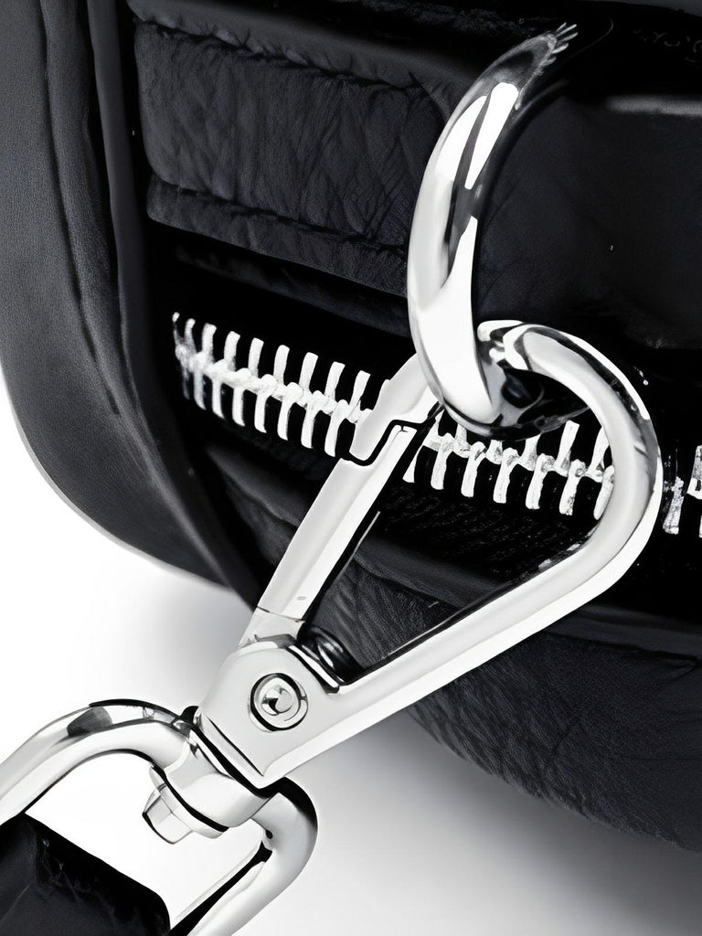 Sac bandoulière femme, en simili vegan véritable, format compact, design structuré, modèle Claudia - Sac Bandoulière - Noir