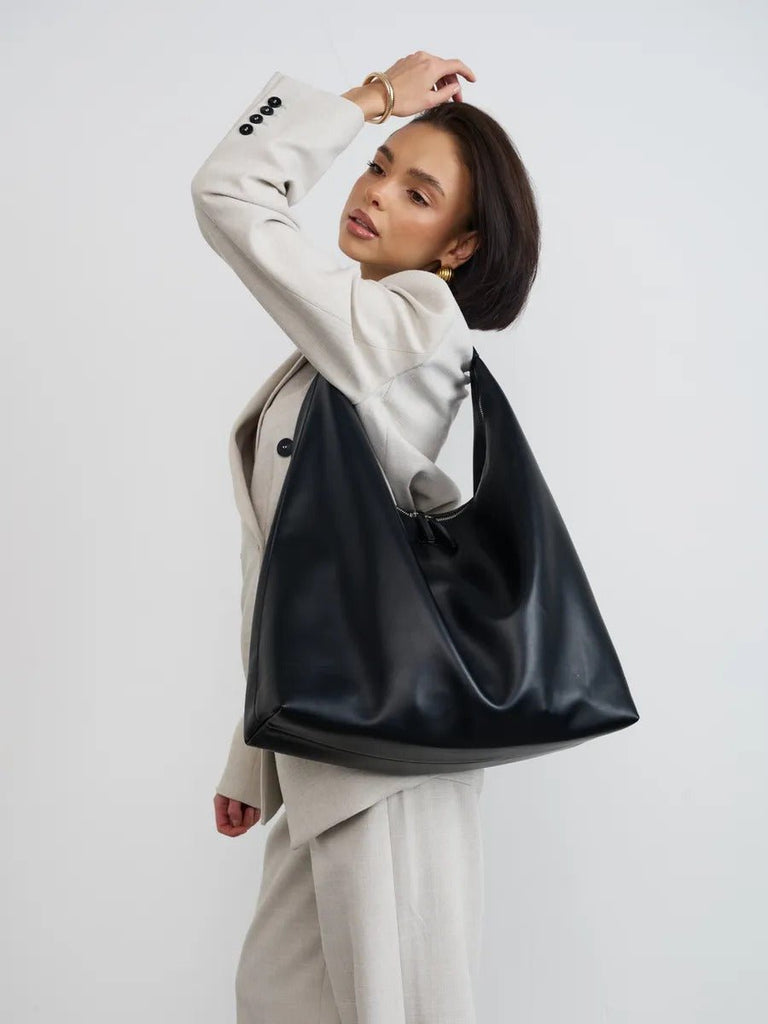 Sac cabas tendance femme, grand format, design minimaliste, simili vegan souple, usage quotidien, modèle Joanny - Sac Bandoulière - Noir