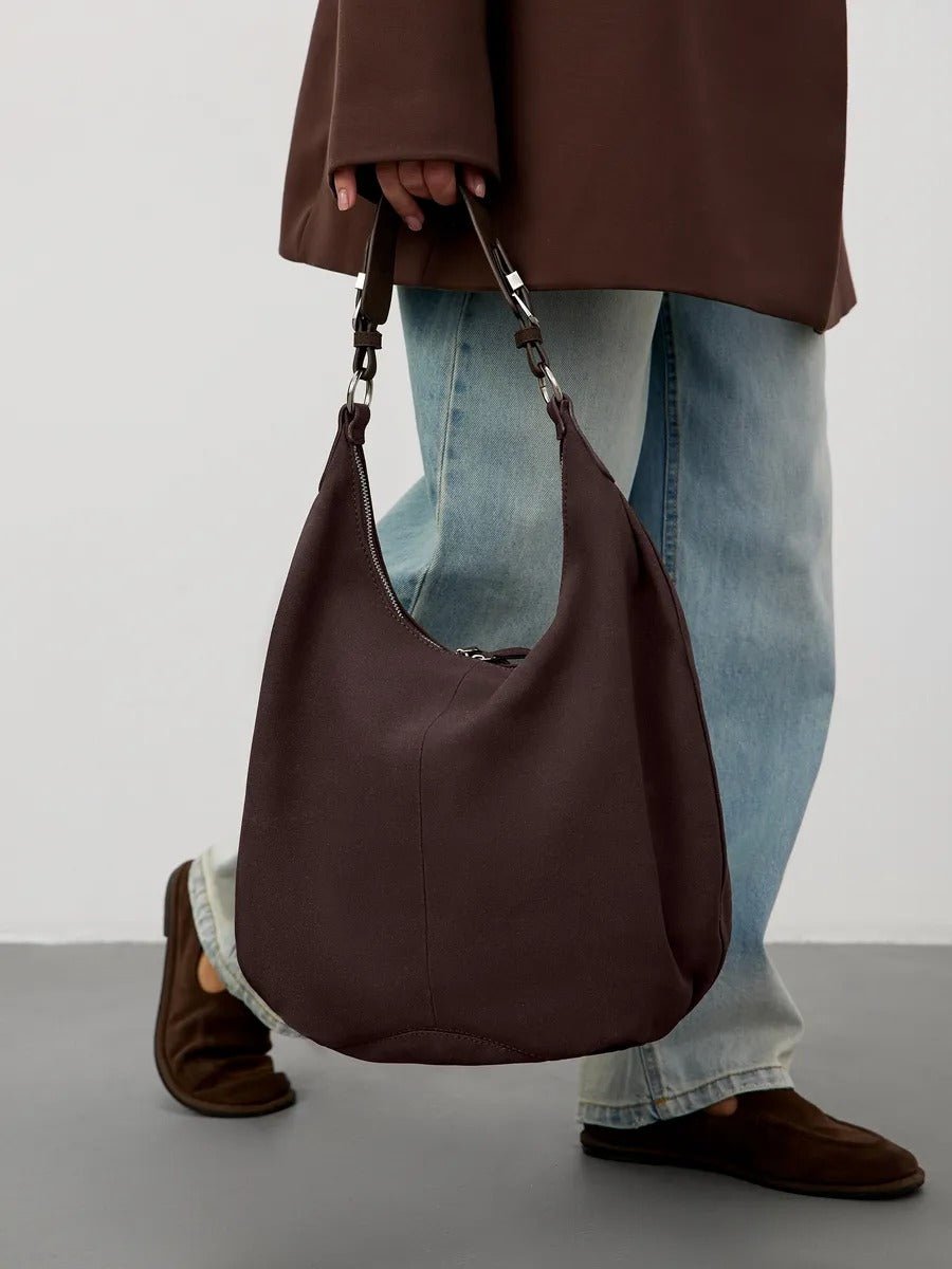 Sac hobo chocolat, grand sac souple, sac épaule femme, sac seau tendance, sac fourre - tout tissu suédé, modèle Philomina - Sac à main - Café