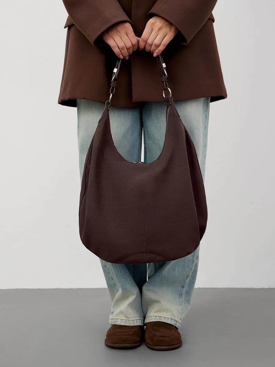 Sac hobo chocolat, grand sac souple, sac épaule femme, sac seau tendance, sac fourre - tout tissu suédé, modèle Philomina - Sac à main - Café