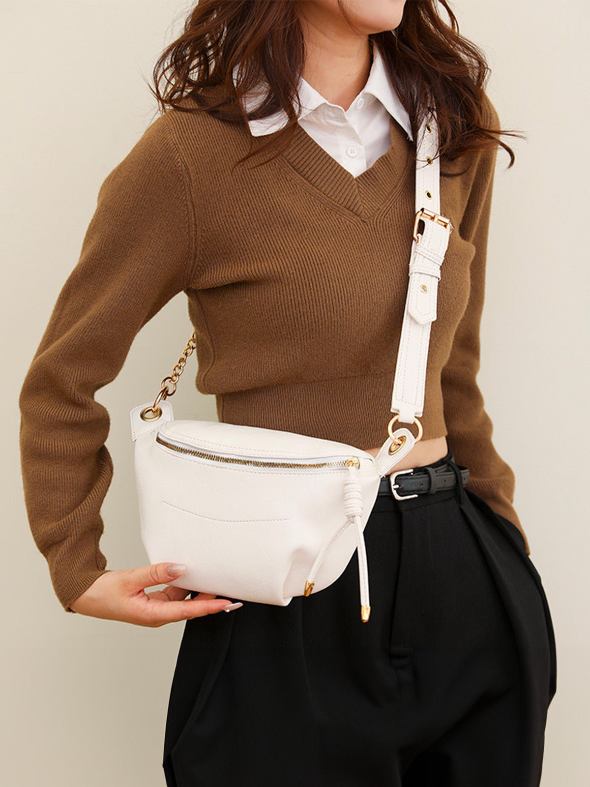 Sacoche banane en simili vegan, chaîne dorée, porté ceinture, sac moyen, fermeture éclair, modèle Sabina - Sacoche - Blanc