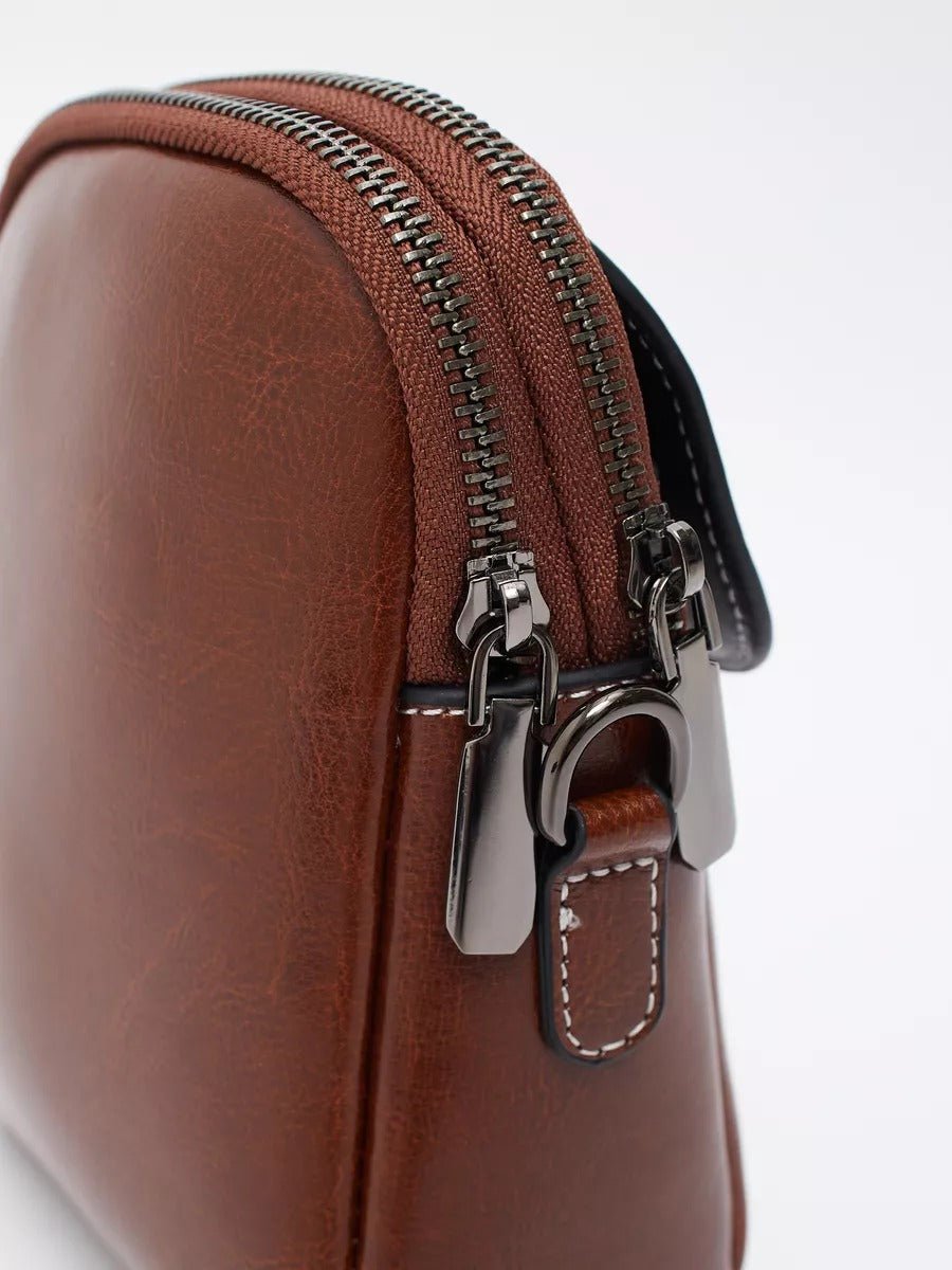 Sacoche bandoulière en cuir, sac porté épaule compact, sac téléphone aimanté, petit sac zippé femme, accessoire mode pratique, modèle Barbel - Sacoche - Marron