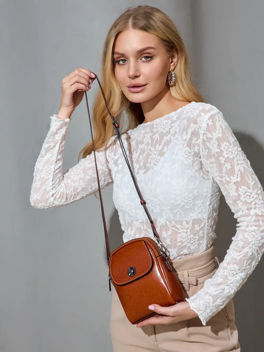 Sacoche bandoulière en cuir, sac porté épaule compact, sac téléphone aimanté, petit sac zippé femme, accessoire mode pratique, modèle Barbel - Sacoche - Camel