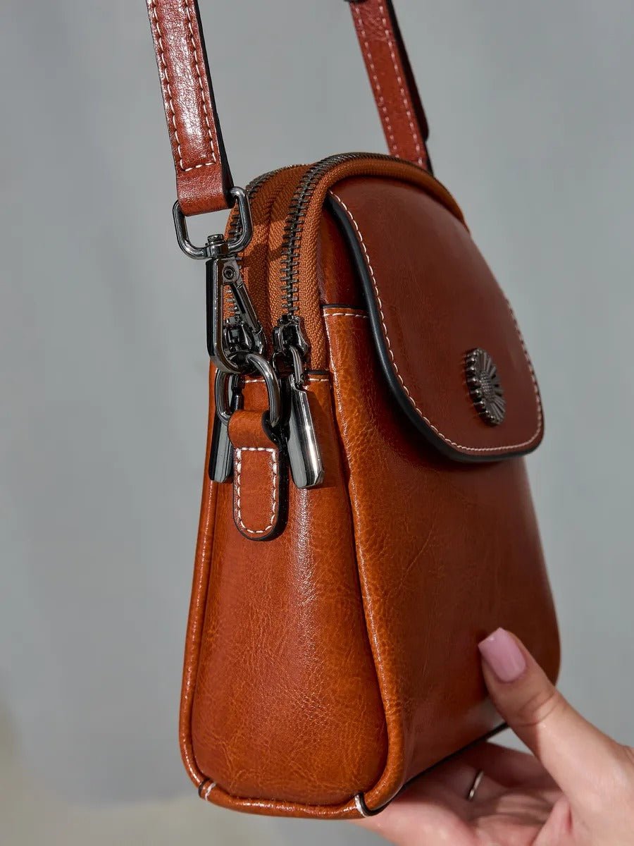 Sacoche bandoulière en cuir, sac porté épaule compact, sac téléphone aimanté, petit sac zippé femme, accessoire mode pratique, modèle Barbel - Sacoche - Camel