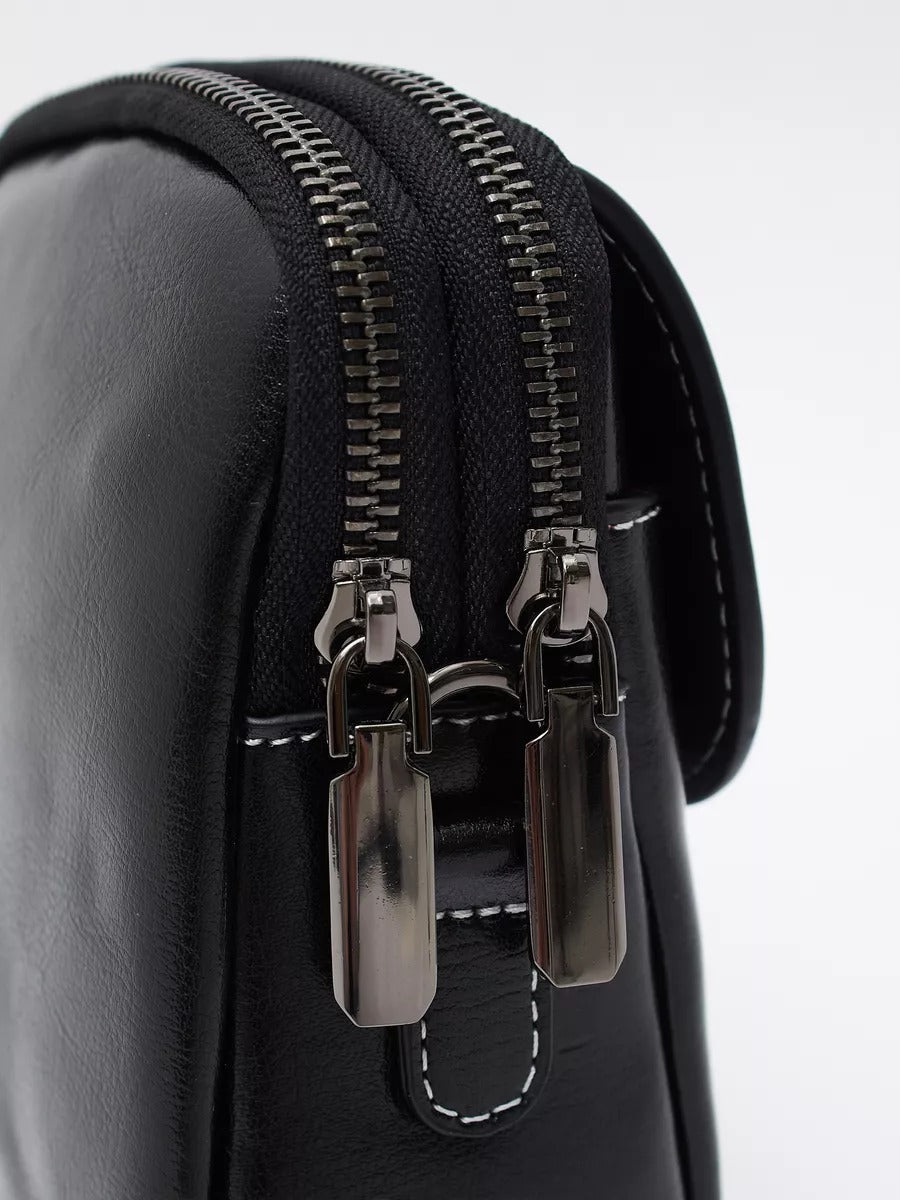 Sacoche bandoulière en cuir, sac porté épaule compact, sac téléphone aimanté, petit sac zippé femme, accessoire mode pratique, modèle Barbel - Sacoche - Noir