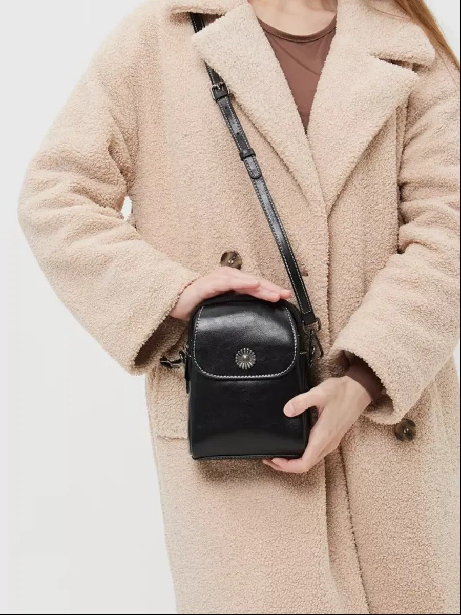 Sacoche bandoulière en cuir, sac porté épaule compact, sac téléphone aimanté, petit sac zippé femme, accessoire mode pratique, modèle Barbel - Sacoche - Noir
