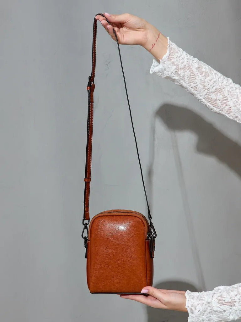 Sacoche bandoulière en cuir, sac porté épaule compact, sac téléphone aimanté, petit sac zippé femme, accessoire mode pratique, modèle Barbel - Sacoche - Camel