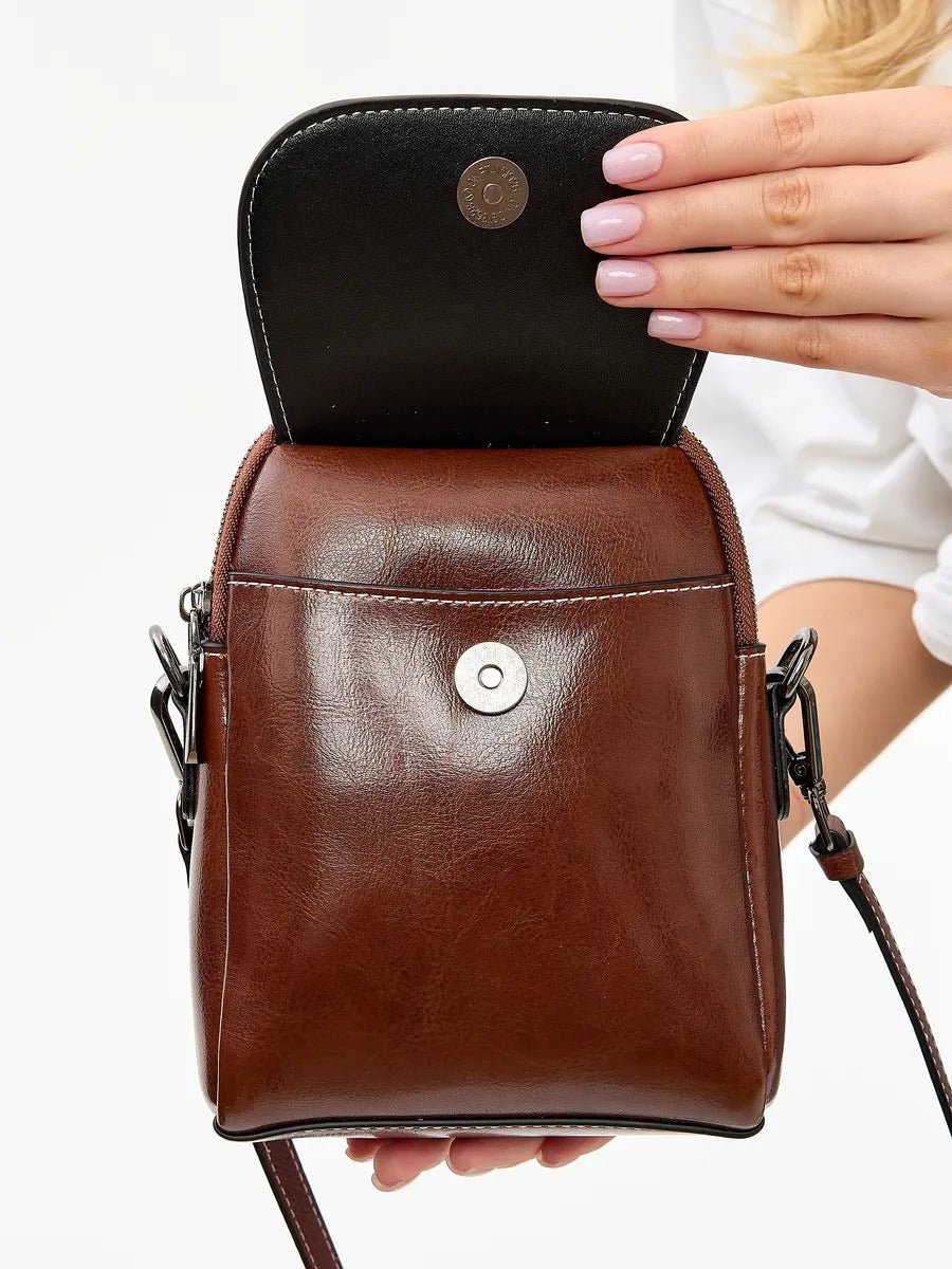 Sacoche bandoulière en cuir, sac porté épaule compact, sac téléphone aimanté, petit sac zippé femme, accessoire mode pratique, modèle Barbel - Sacoche - Marron
