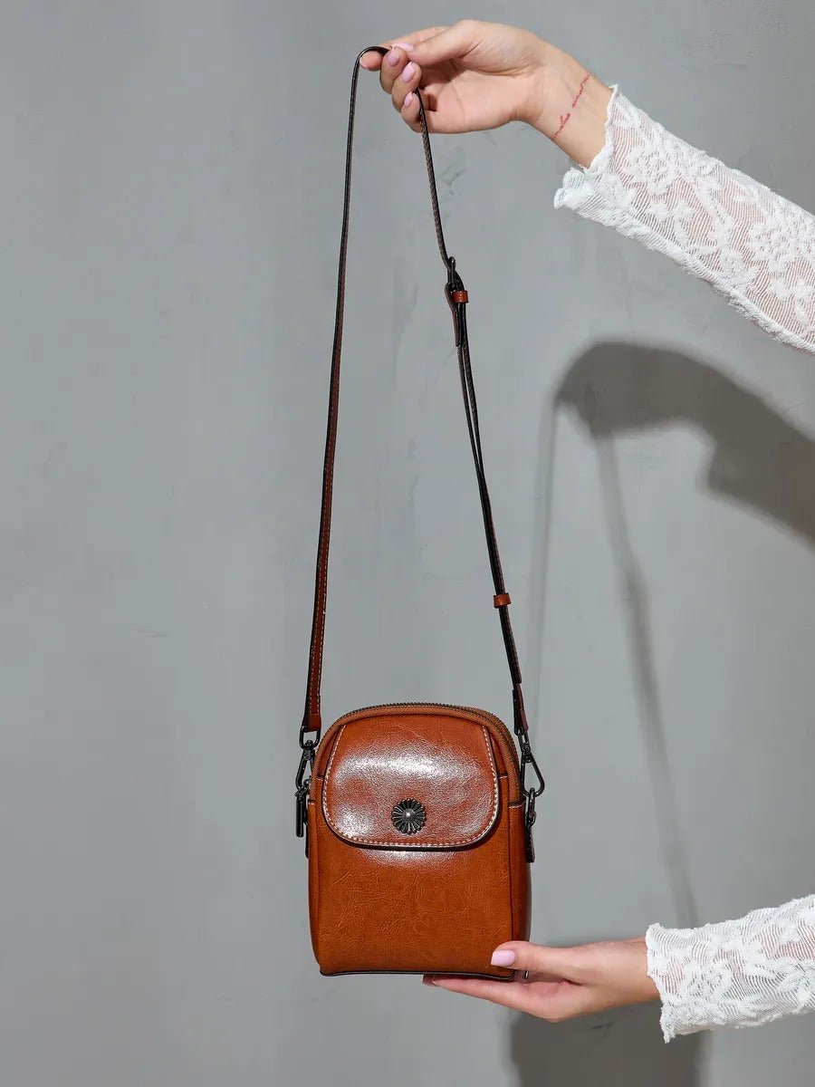 Sacoche bandoulière en cuir, sac porté épaule compact, sac téléphone aimanté, petit sac zippé femme, accessoire mode pratique, modèle Barbel - Sacoche - Camel