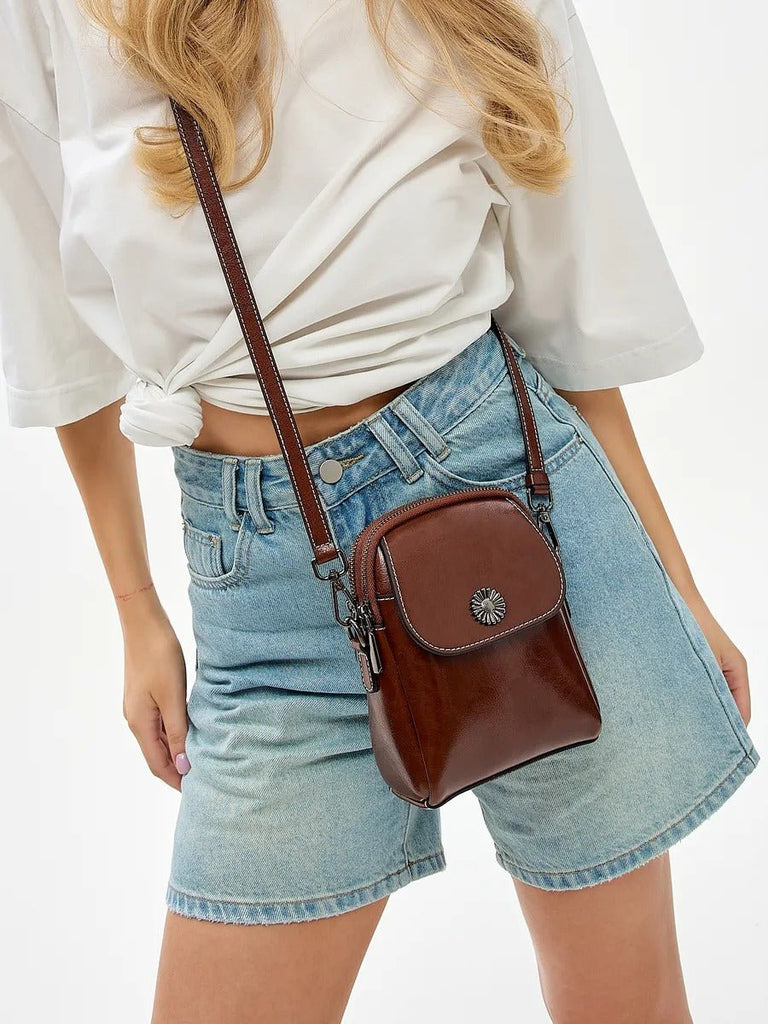 Sacoche bandoulière en cuir, sac porté épaule compact, sac téléphone aimanté, petit sac zippé femme, accessoire mode pratique, modèle Barbel - Sacoche - Marron