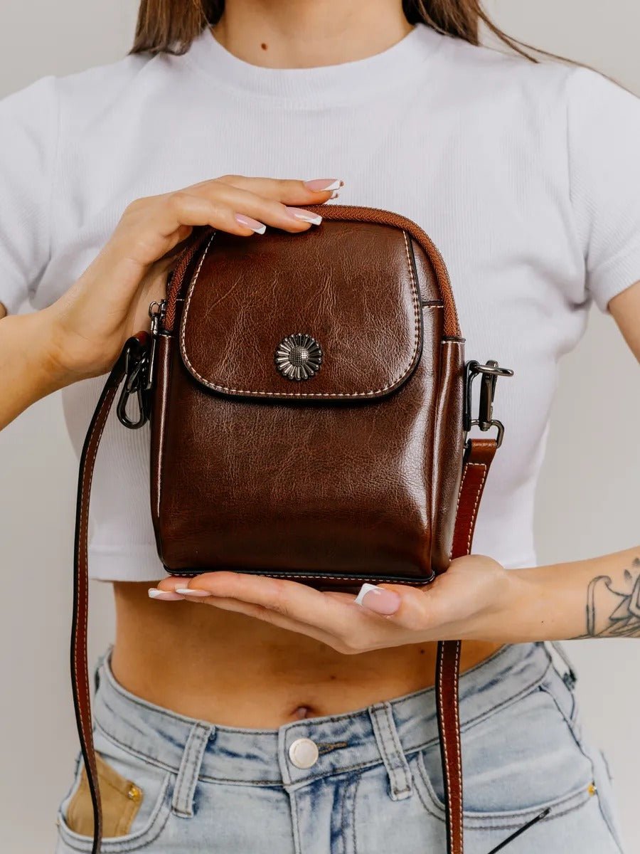 Sacoche bandoulière en cuir, sac porté épaule compact, sac téléphone aimanté, petit sac zippé femme, accessoire mode pratique, modèle Barbel - Sacoche - Marron