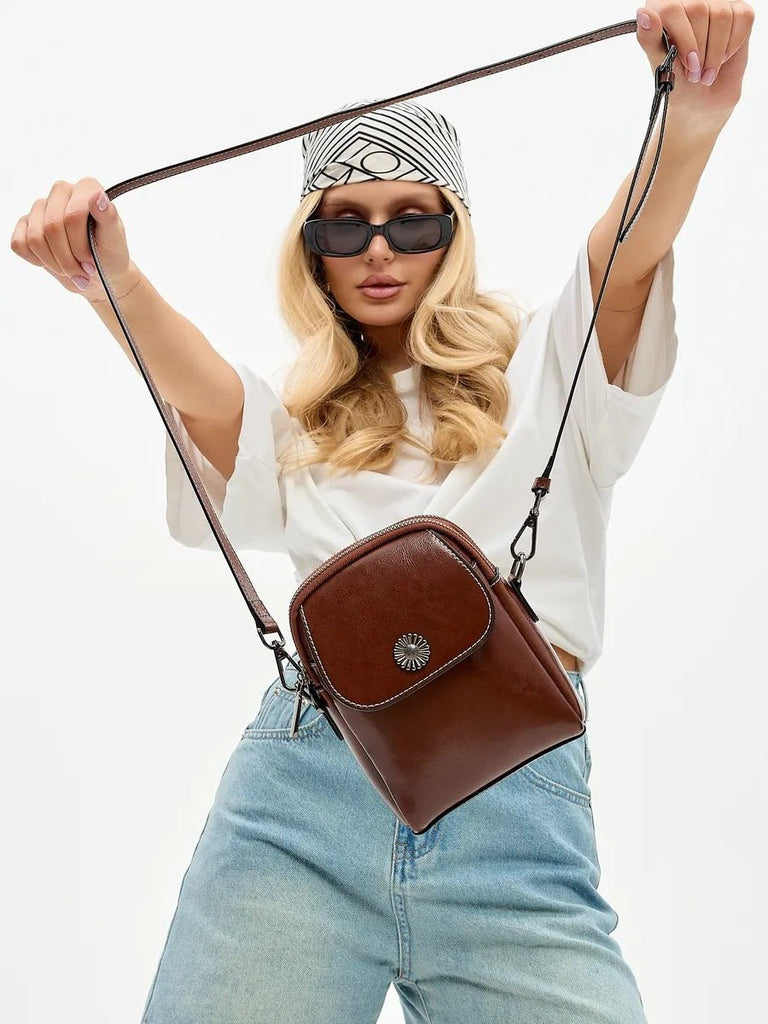 Sacoche bandoulière en cuir, sac porté épaule compact, sac téléphone aimanté, petit sac zippé femme, accessoire mode pratique, modèle Barbel - Sacoche - Marron
