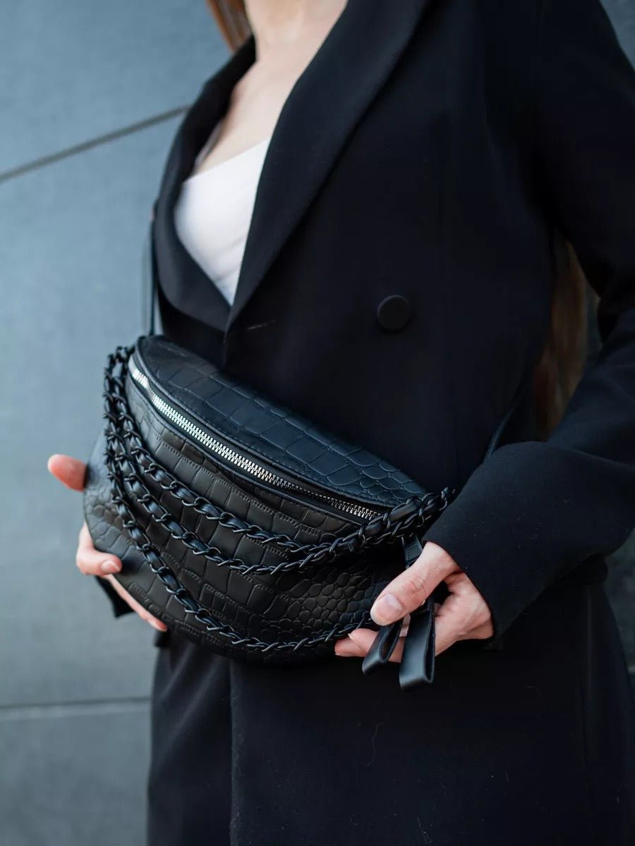 Sacoche femme croco, sac ceinture chaîne noire, sac à bandoulière large, sac imperméable tendance, sac rigide compact, modèle Laurette - Sacoche - Noir