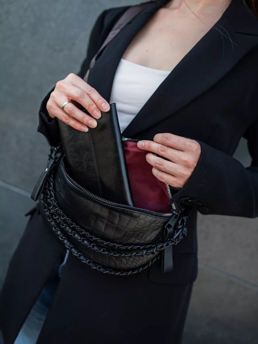 Sacoche femme croco, sac ceinture chaîne noire, sac à bandoulière large, sac imperméable tendance, sac rigide compact, modèle Laurette - Sacoche - Noir