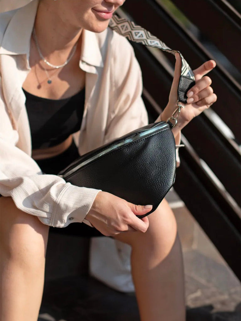 Sacoche femme, simili vegan, sangle ethnique, porté croisé, zip double, modèle Juana - Sacoche - Noir