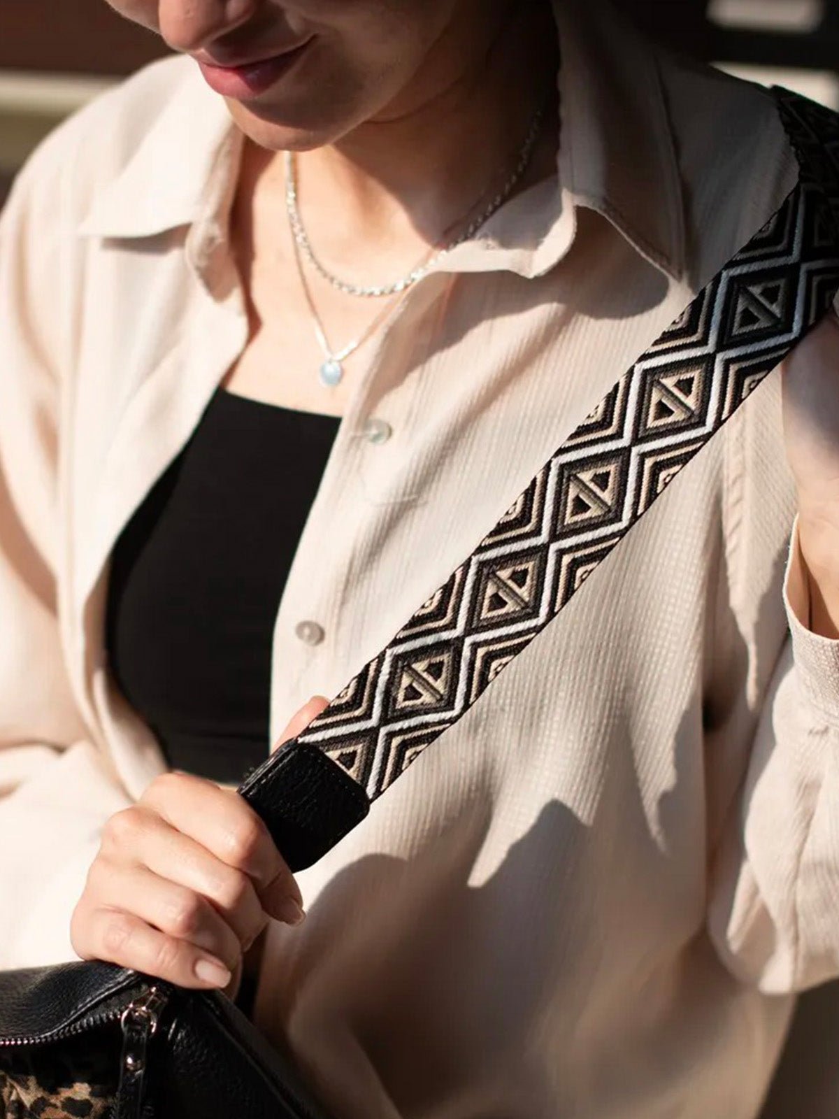 Sacoche femme, simili vegan, sangle ethnique, porté croisé, zip double, modèle Juana - Sacoche - Noir