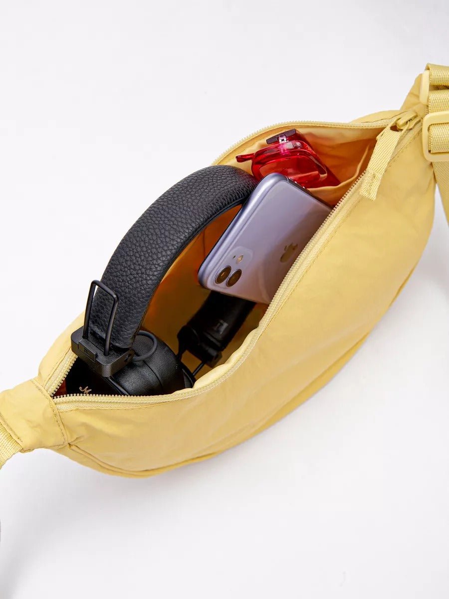 Sacoche nylon femme, sac demi - lune, sac bandoulière léger, sac de poitrine, sac streetwear y2k, modèle Josina - Sacoche - Jaune
