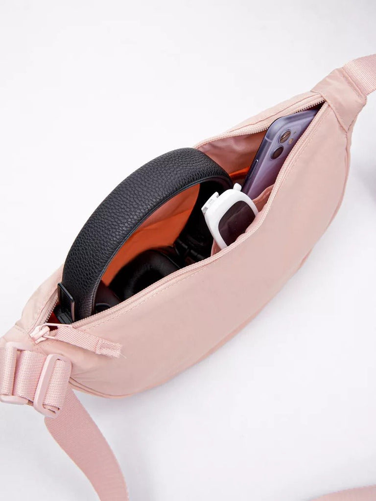 Sacoche nylon femme, sac demi - lune, sac bandoulière léger, sac de poitrine, sac streetwear y2k, modèle Josina - Sacoche - Rose