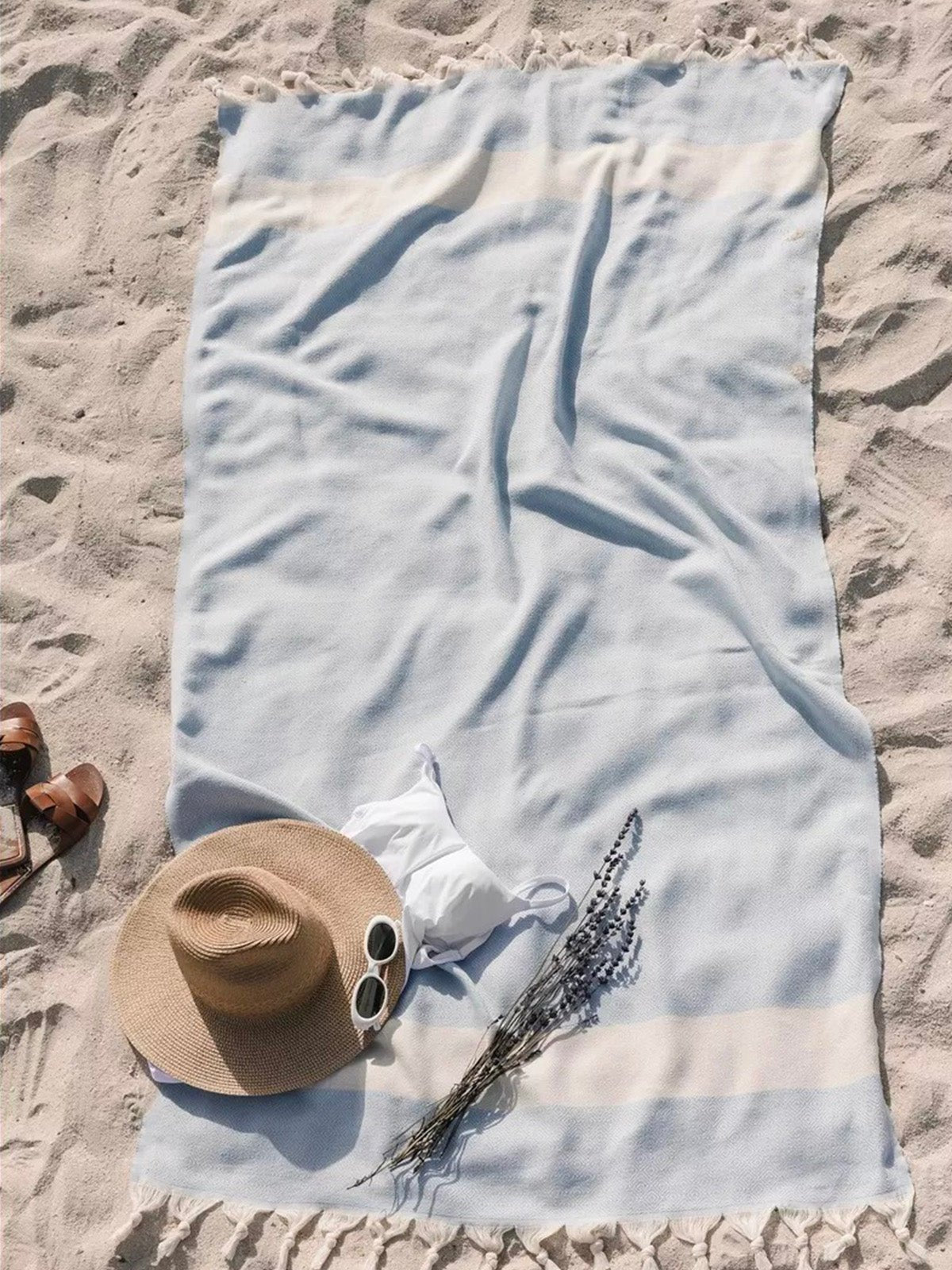 Serviette plage hammam coton, grande taille légère, séchage rapide, motif losange, franges tressées, modèle Ténor - Bleu ciel