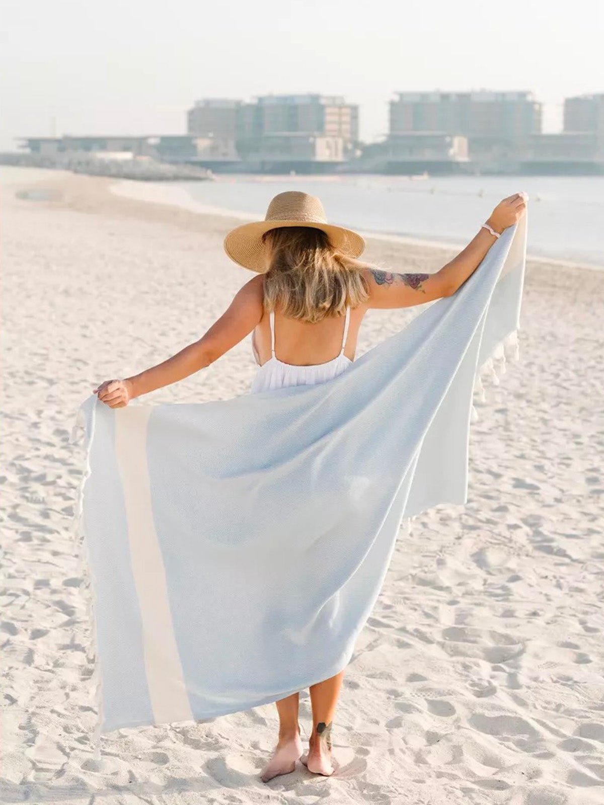 Serviette plage hammam coton, grande taille légère, séchage rapide, motif losange, franges tressées, modèle Ténor - Bleu ciel