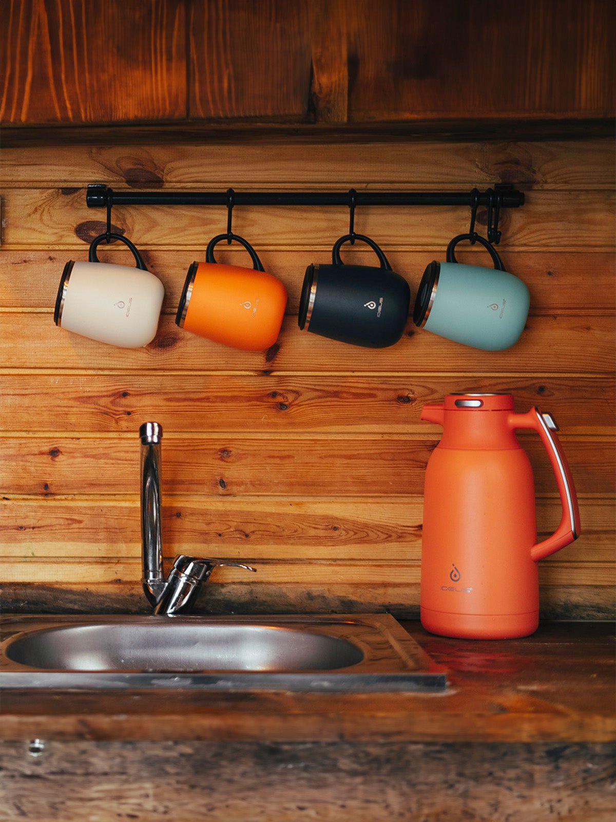 Tasse isotherme gamme IDEUS, mug inox double paroi, 470 ml, couvercle étanche, conservation chaud froid, anse ergonomique, sans BPA, design nordique, usage bureau ou voyage, modèle Aker - Gourde et Thermos - Bleu marine